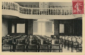 Photographie de la salle et de la mezzanine de la salle dite "du Conseil central" du siège de l'Union des syndicats CGT des métallurgistes de la région parisienne au 94 rue d'Angoulême (devenue rue Jean-Pierre Timbaud), dans le onzième arrondissement de Paris. Sa dénomination, en salle Jean-Borne, en hommage au militant mort durant la Seconde Guerre mondiale alors qu'il est incarcéré en Allemagne, est faite après la Libération